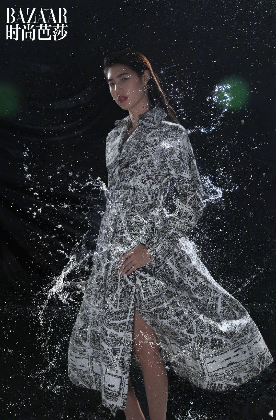 运动员的力量美学 要被张雨霏这组时尚芭莎大片美迷糊，身着 Dior 泳衣，在泳池