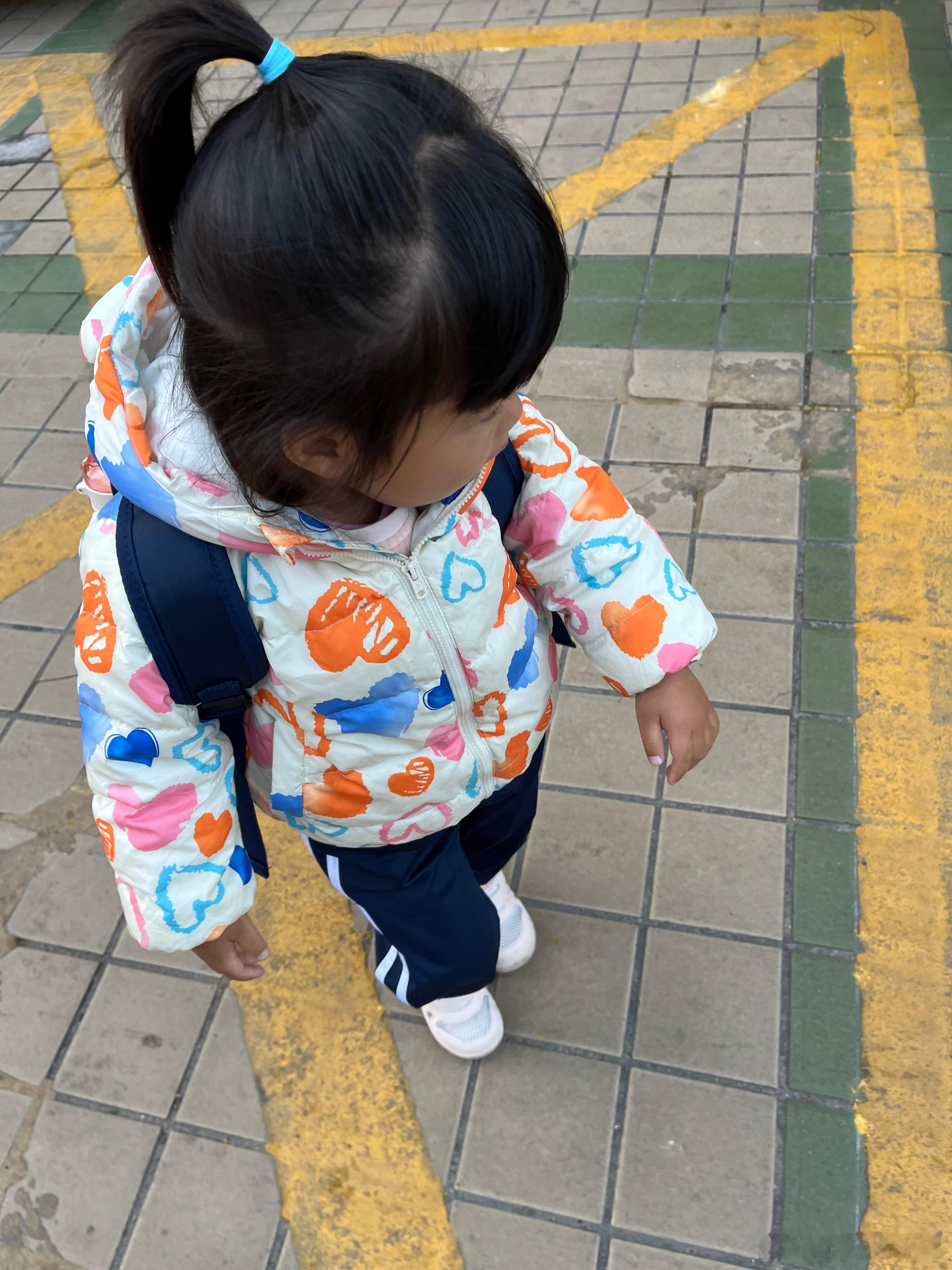 上学了，看到她喜欢的老师在那里，很开心。本来礼拜一是班主任站岗的，可能她们换了，