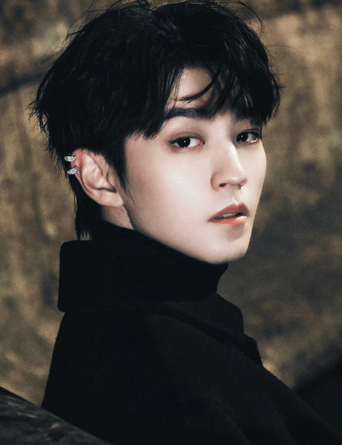 王俊凯积水卧蚕挡水他的卧蚕很特别平常看不见，但是笑起来很明显然后躺下来又特别明显