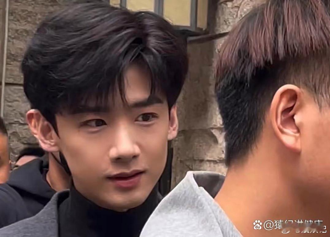 白敬亭，长得帅就是任性，经得起各种怼脸拍。 ​​​