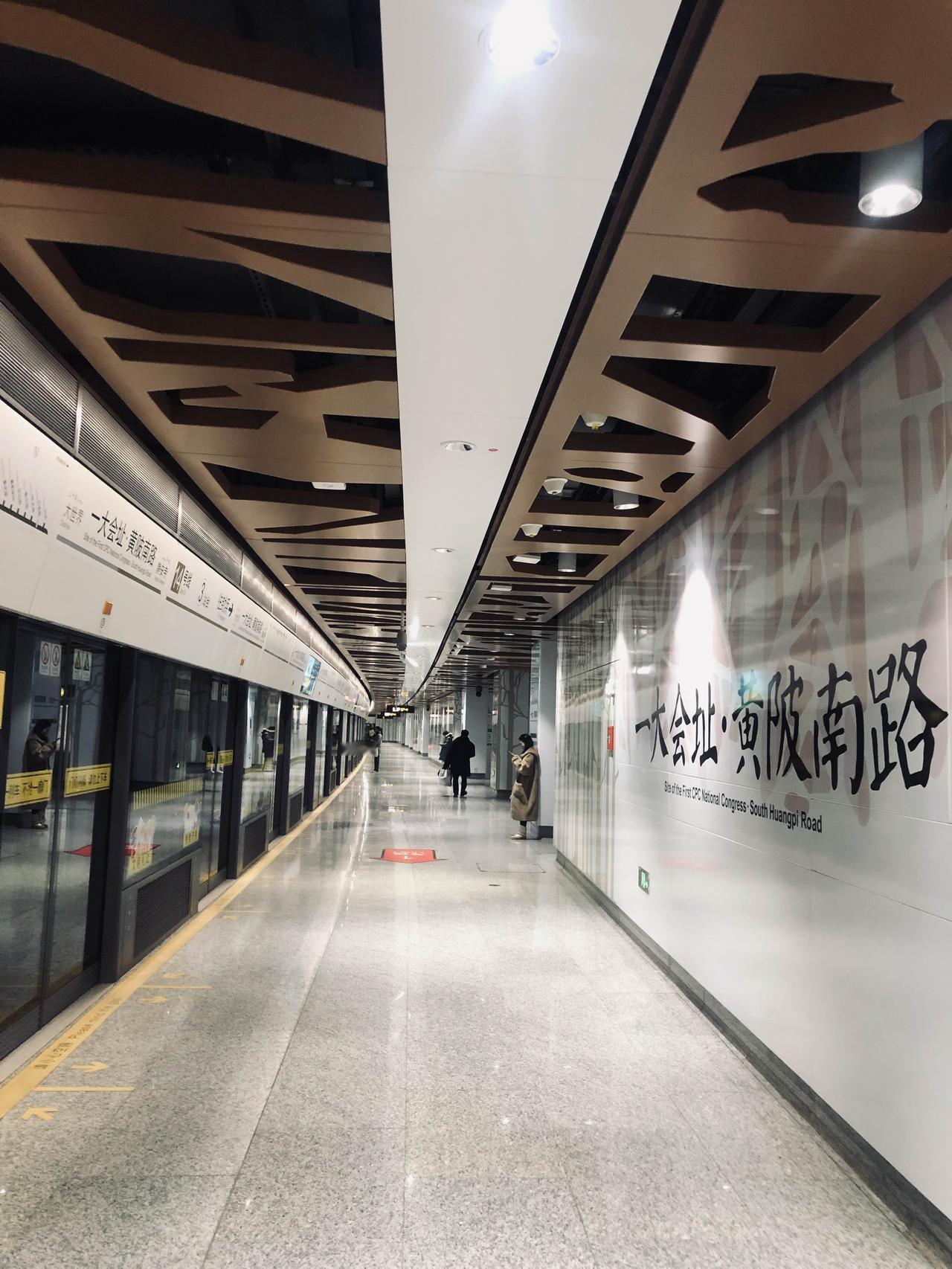 冬月初八，上海，早晨七点，14号线地铁黄陂南路站的站台。这个城市又一天的人间烟火