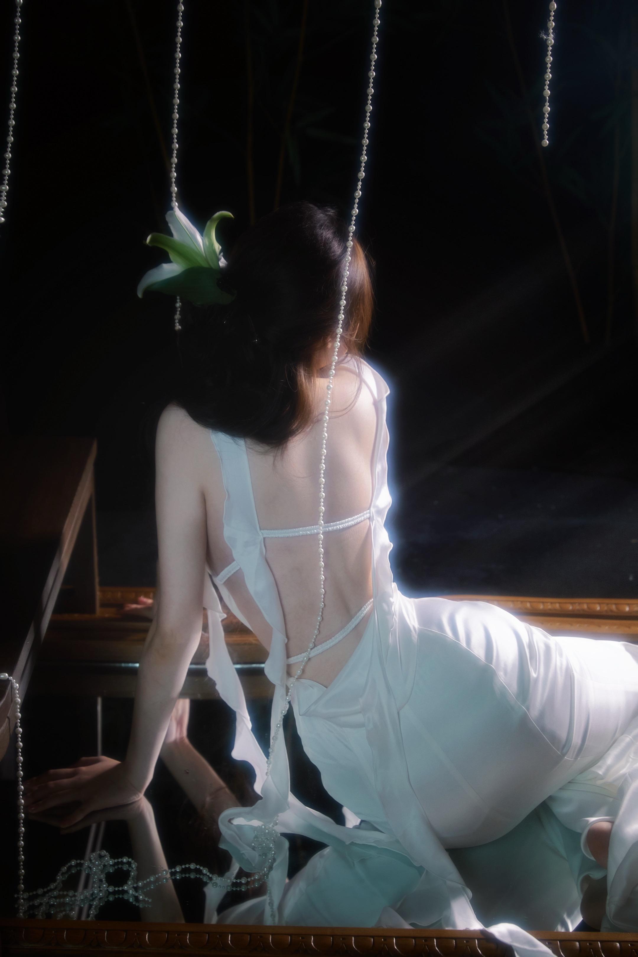 「镜花水月.」。