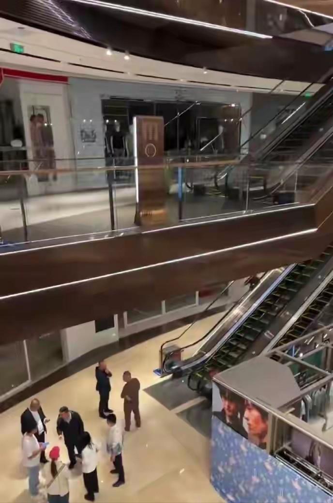 4月18号，一个女的在万达广场从楼上跳下来，商户说人当场就没了。看到这个新闻，心