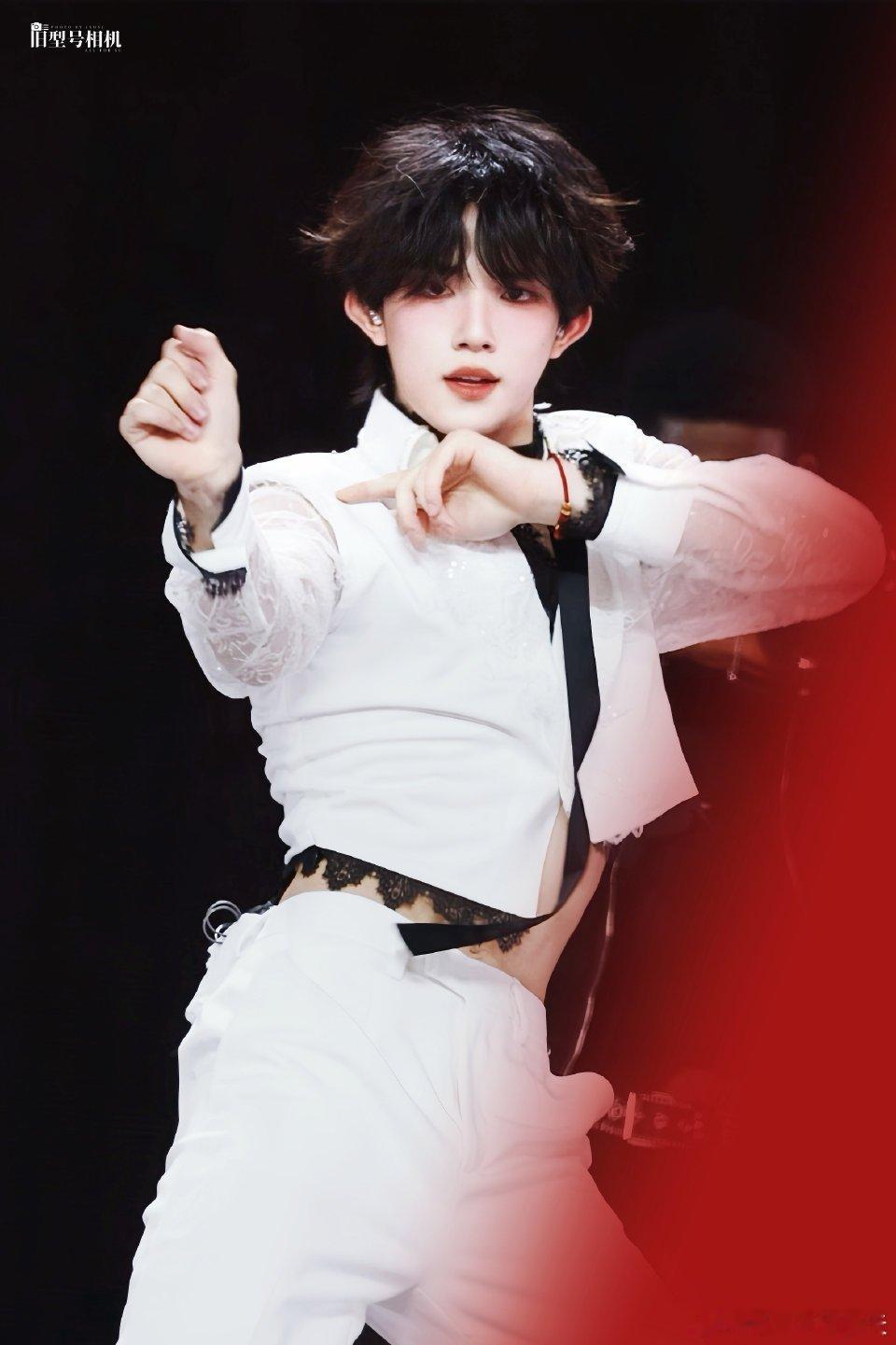 苏新皓杂志首个售罄 TOP登陆少年ELLE五月刊开售，苏新皓个人单链秒切第一，五