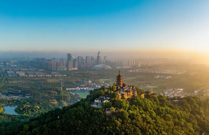 江苏省身为全国第二大经济强省，近日从山东省出发前往浙江省杭州市，途中经过了江苏省