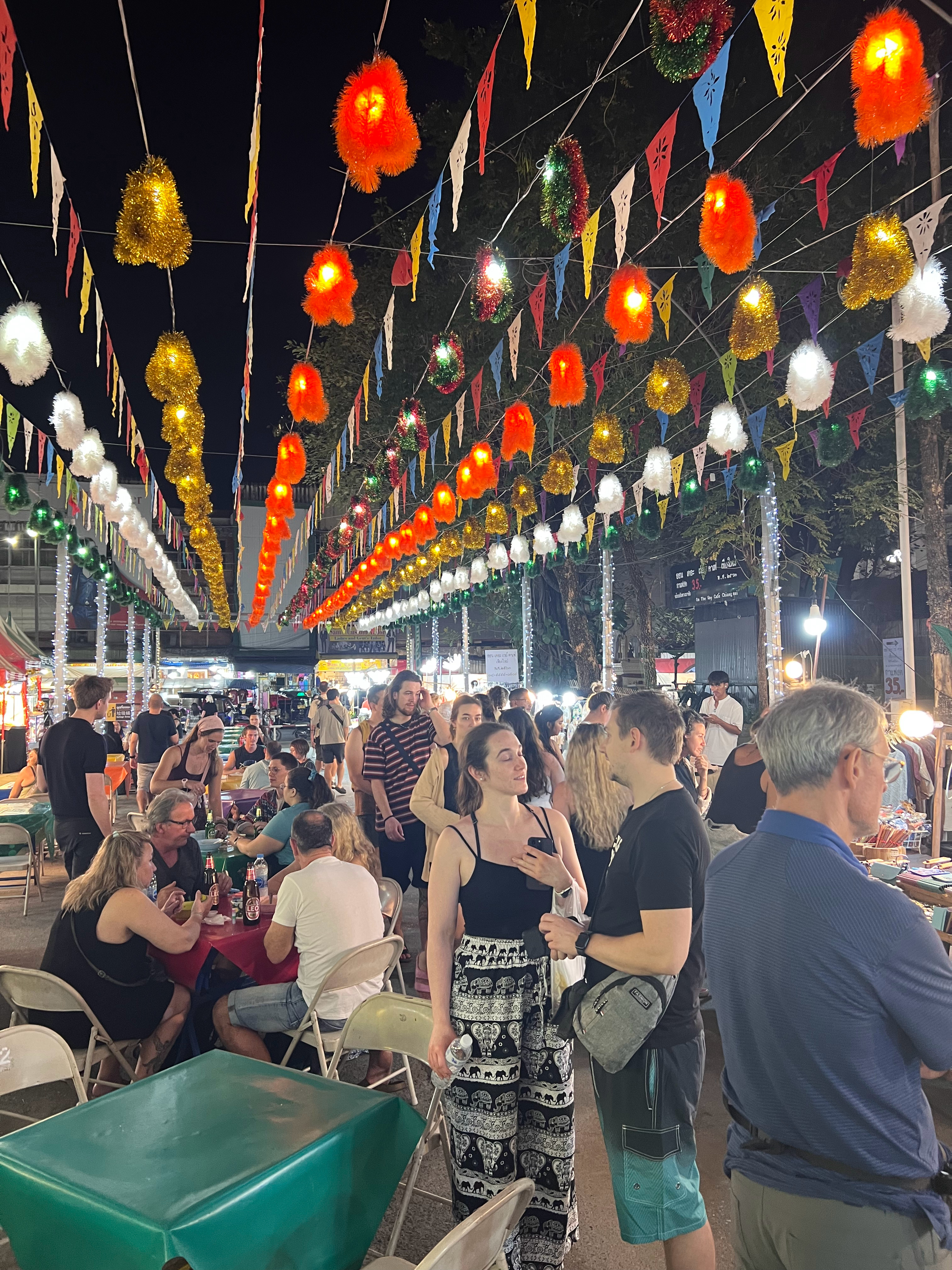 目测清迈80%的人口是欧美白人和韩国人 