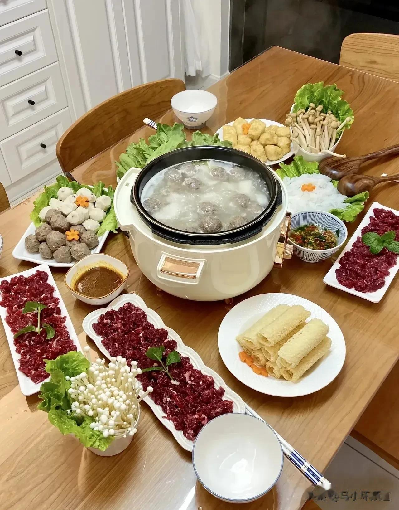 冬天离不开火锅，火锅离不开牛肉丸[憨笑][憨笑]牛肉丸不仅可以涮火锅，还可以煎炸