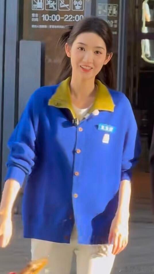 王玉雯这“三好学生”气质真是藏不住！一看就是班级里品学兼优的学霸模板，结果转身就