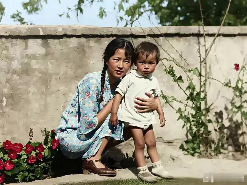 这张照片摄于1930年，记录了林徽因在北平香山养病期间，与约1岁的女儿梁再冰相伴