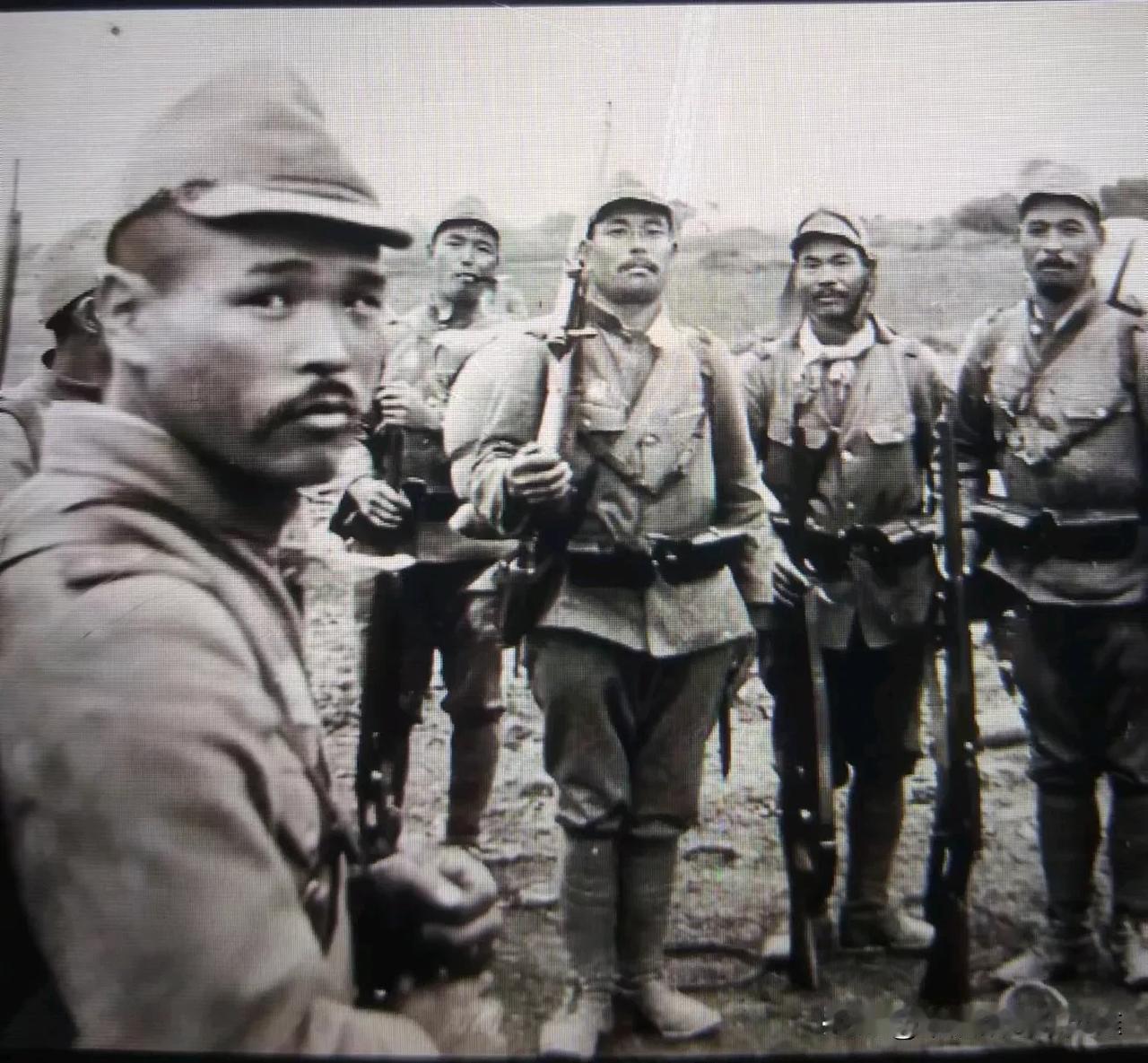贼眉鼠眼，不用说大家也知道这是日本鬼子。我们老祖先说的有道理:“相由心生”。面相