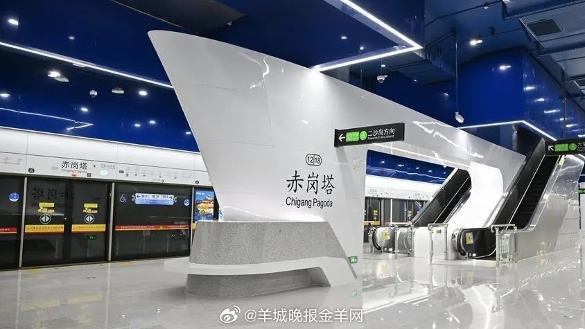 公共休息室的炉火噼啪低语，最后一丝火星像疲倦的萤火虫。墨迹未干的羊皮纸蜷在书包里