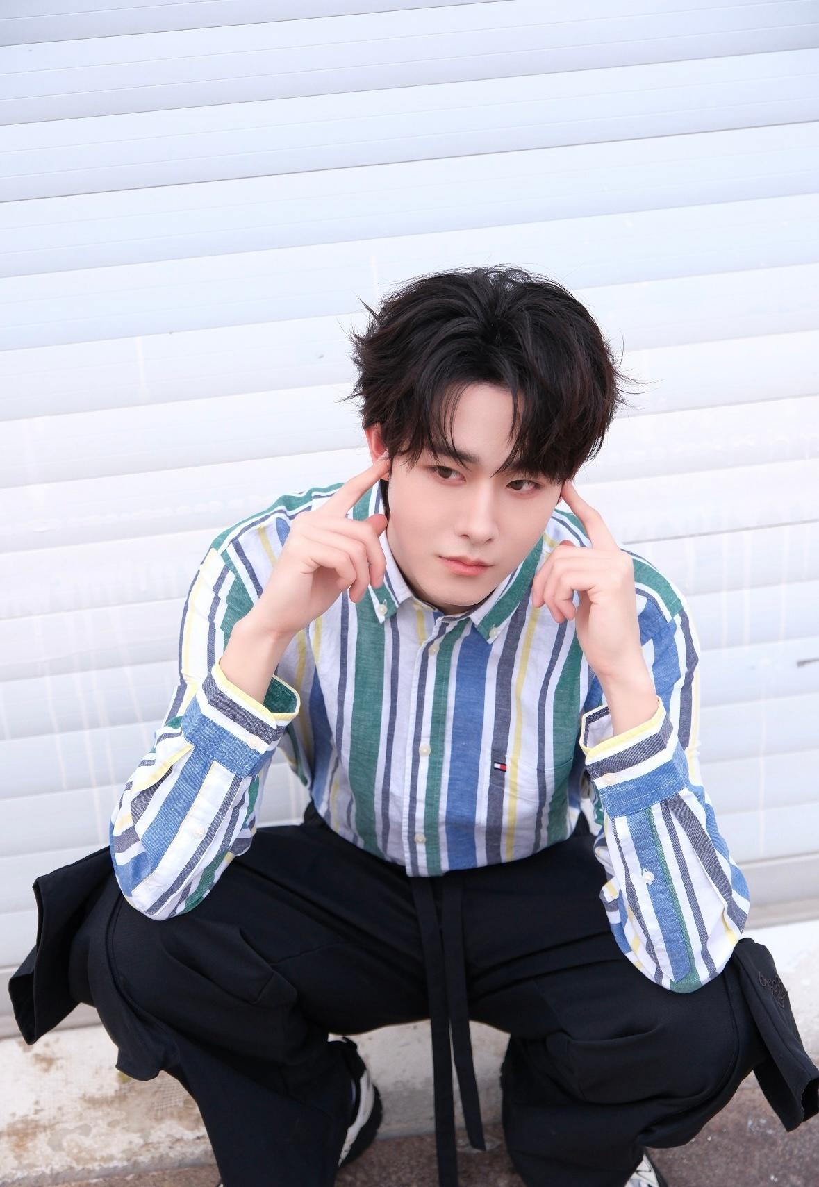 田嘉瑞一组日常营业，身穿 Tommy Hilfiger 彩色条纹衬衫，漫步街头，