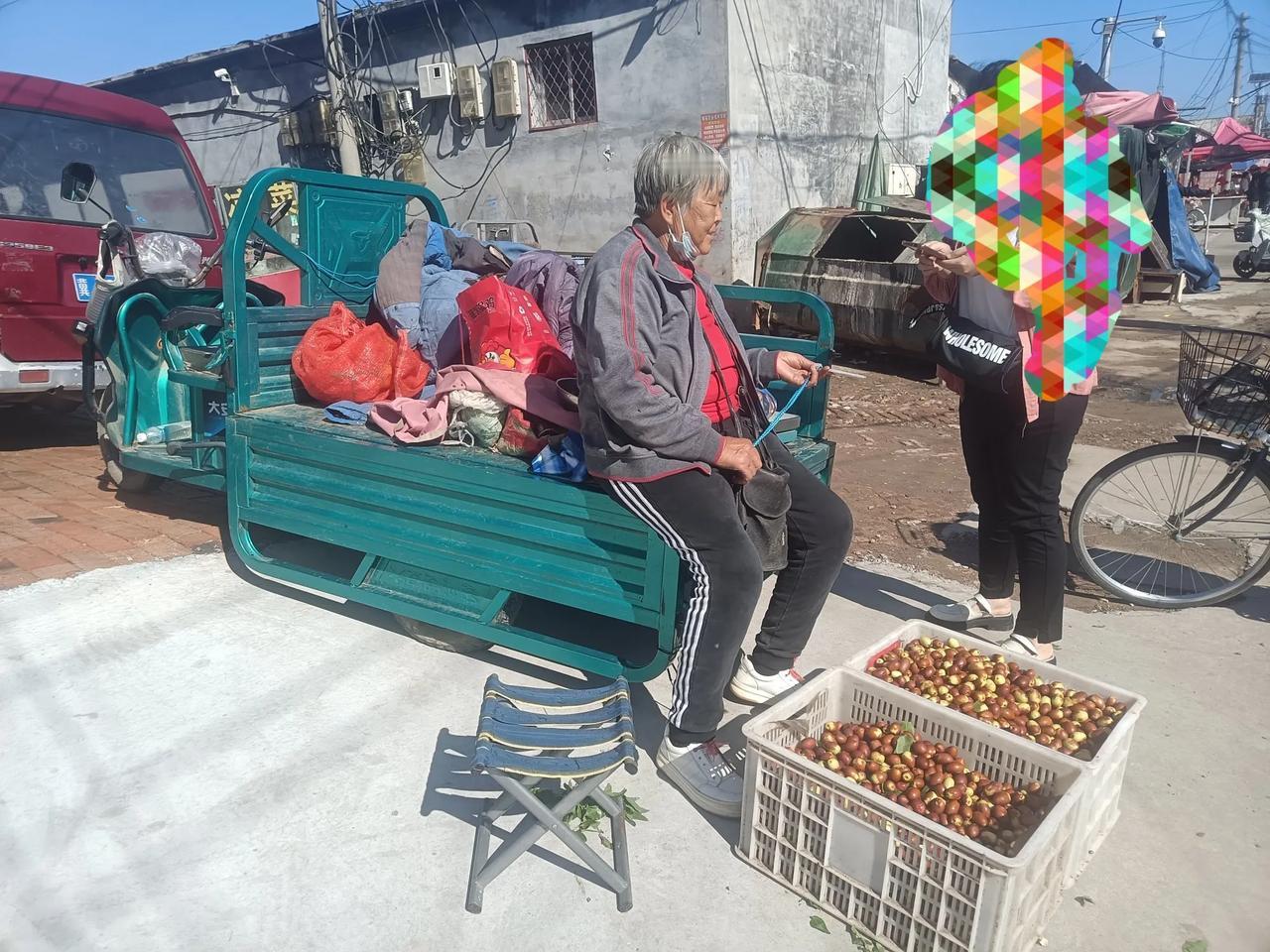 这大娘真不易！七十多岁的人了，自己骑着电动三轮，从七八十里地外的沧县崔尔庄来泊头