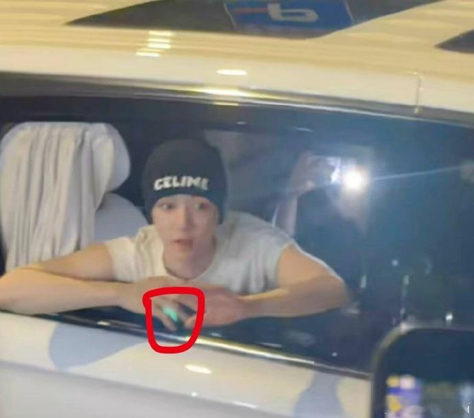 侯明昊疑似被激光笔照射律师谈侯明昊疑被激光笔照射就算当下没有不适感，激光刺激带来