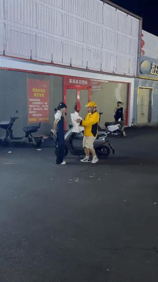 一名外卖小哥在七夕节前夜正式向他当服务员的女朋友求婚表白。
而他的女朋友也为他提