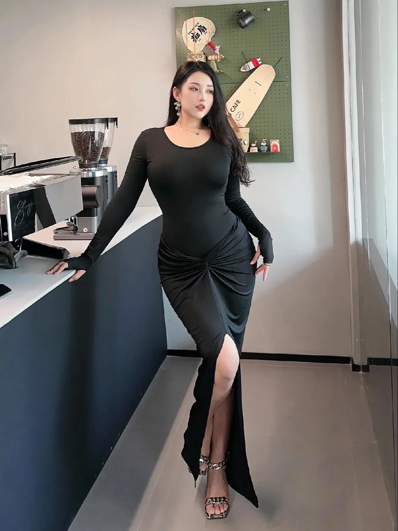 别看我的闺蜜年纪轻轻 实际可重了。