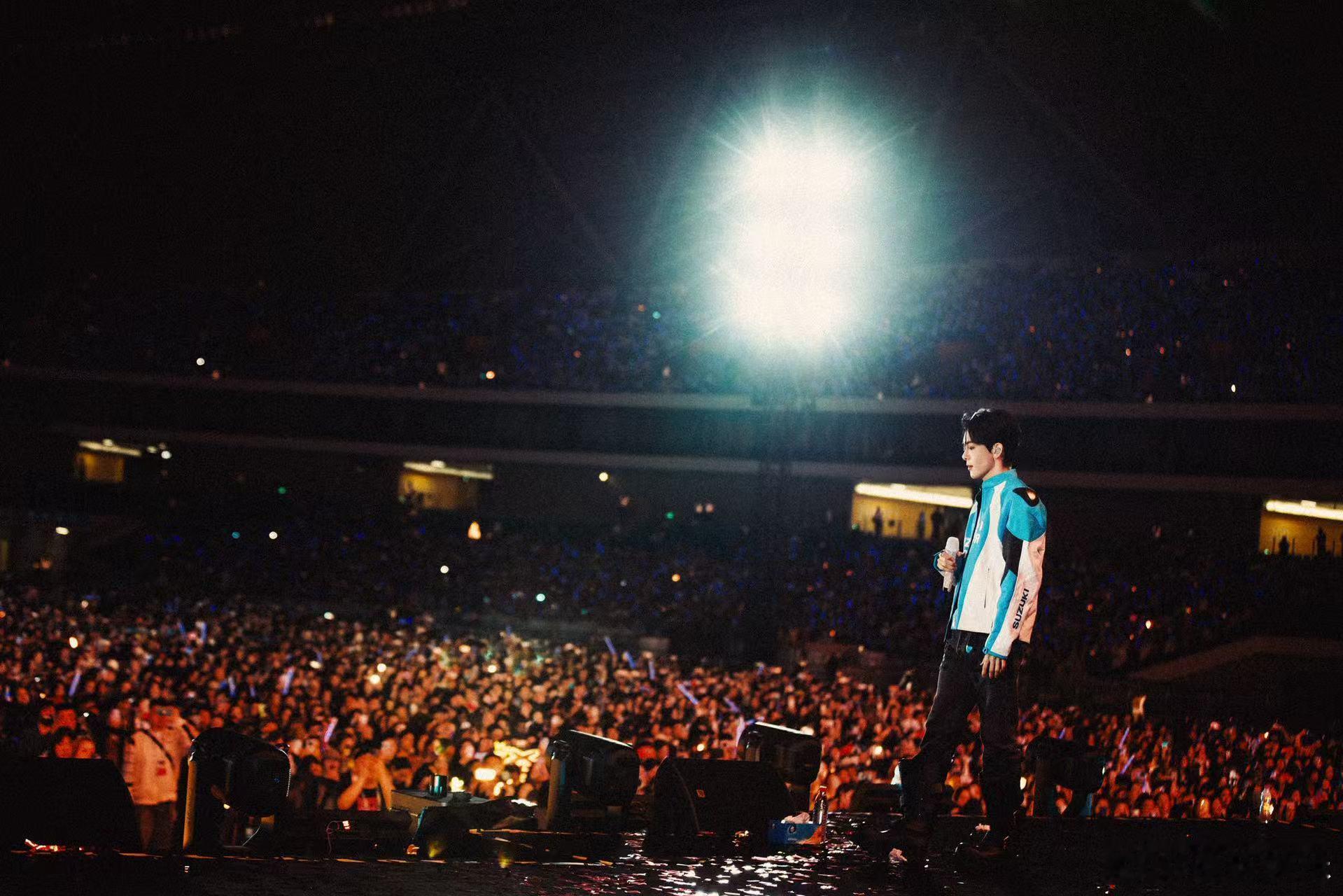 曾舜晞脱衣服这一下 谁能想到曾舜晞舞台爆发力这么强，简单一个脱衣服的小动作氛围感