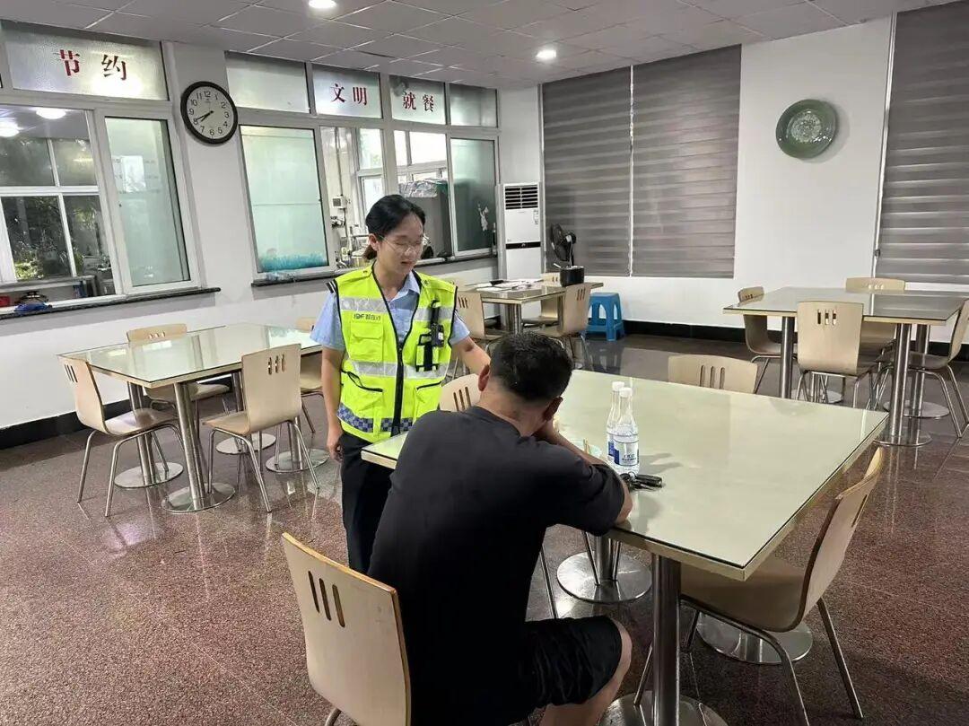 47岁河南货车司机泣不成声：因台风滞留浙江收费站，一句话让他抹泪，“无缘无故对我