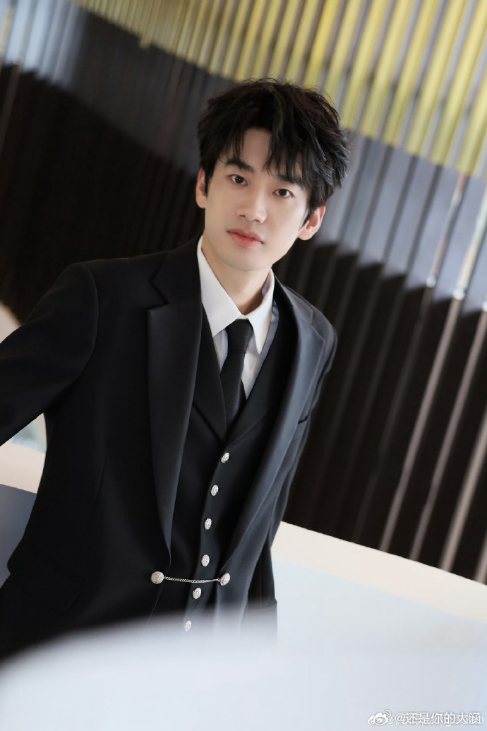 庞博说男的一多登味就容易起来今夜喜友秀庞博这观察能力绝了！看到三位男嘉宾的坐姿脱