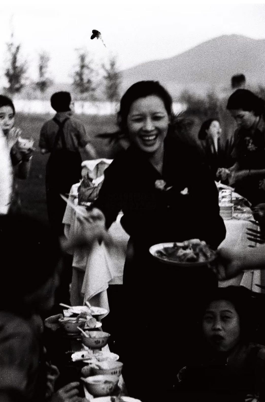 这是在哪里的历史留影啊？应该是抗战时期，蒋夫人跟当时的妇女组织成员举行活动时所拍