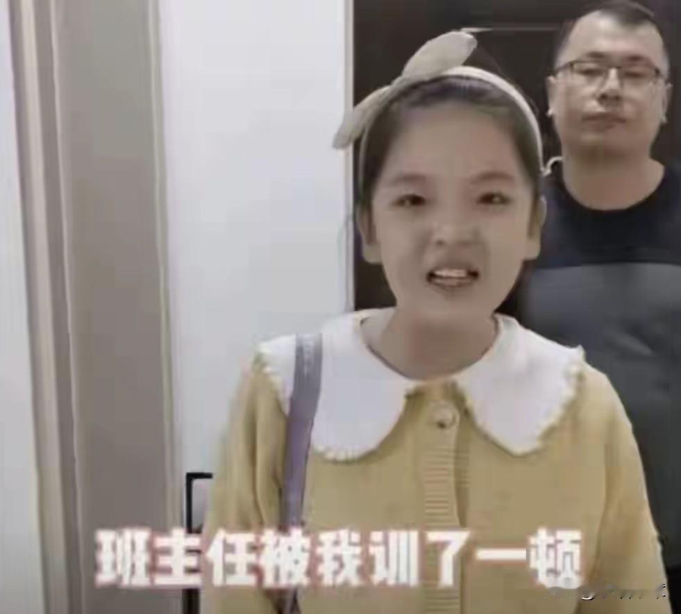 她小时候挺火的，真的挺火的，国民女儿嘛，所有人都觉得她以后不得了，毕竟小学就是学