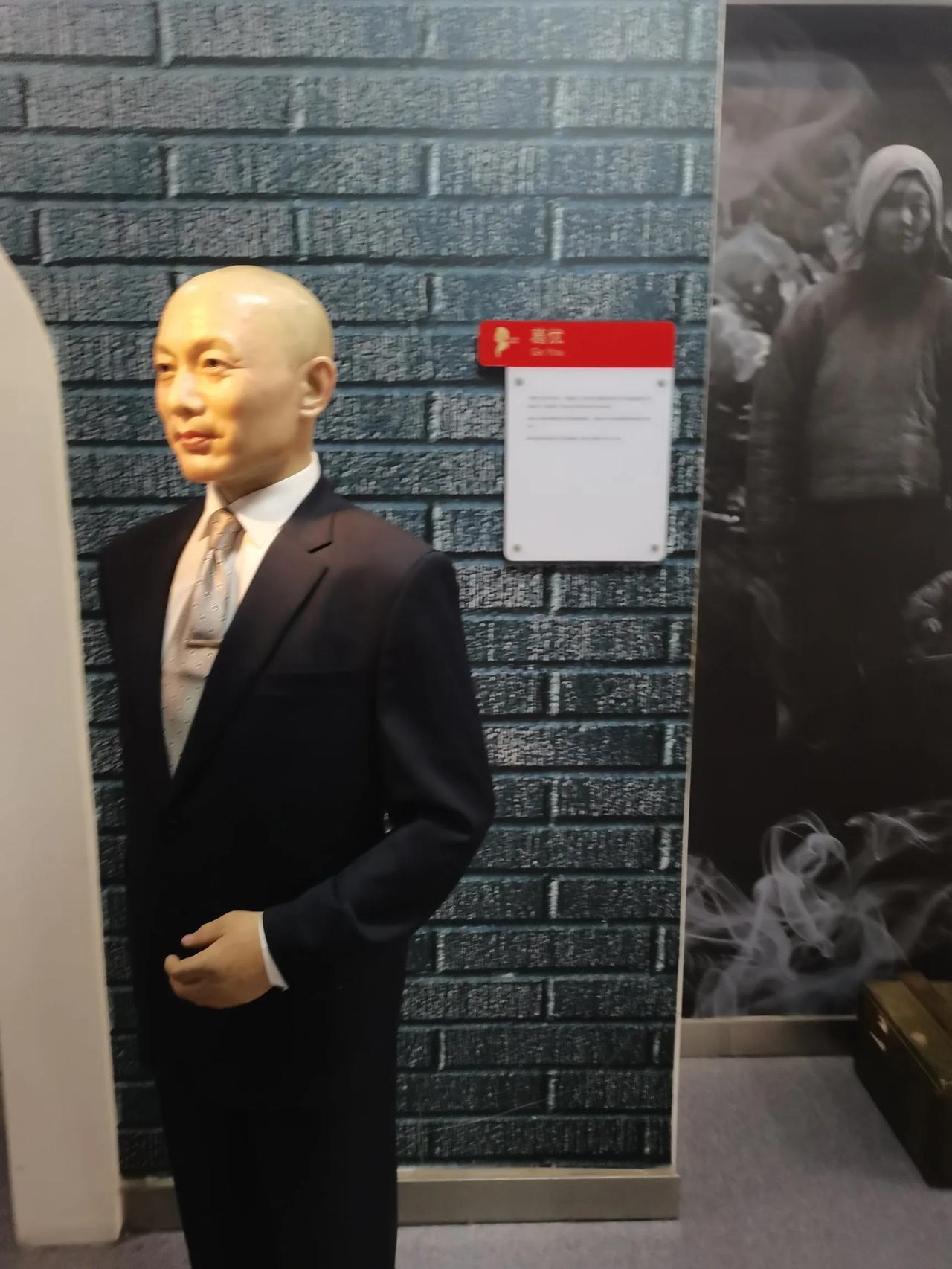 西装革履，英姿飒爽。这光头更显亮堂吧？