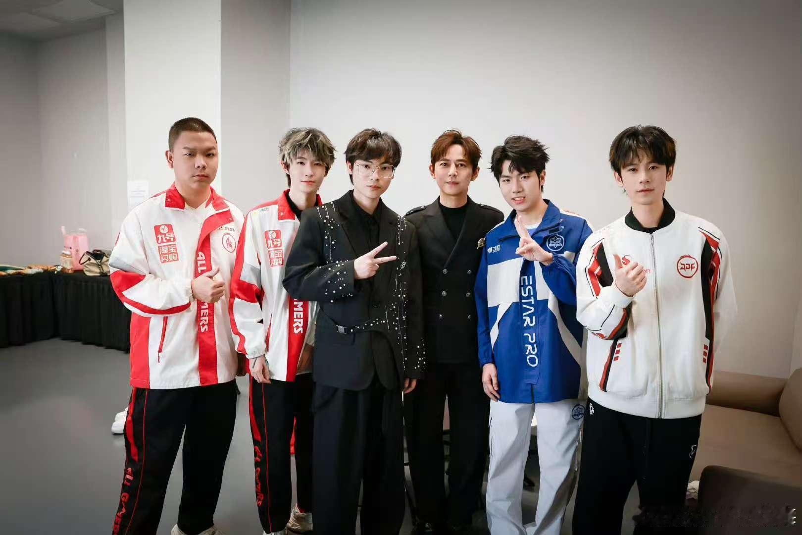 花海感谢何老师的照顾花海第一次站在这么大型的晚会舞台主持花海第一次站在这么大型的