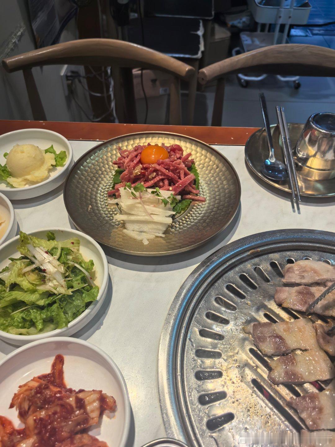 闺一回青岛我们就把酒店机票全定好了带着闺一起攻打HK！跟闺见面吃了超绝雪花牛肉还
