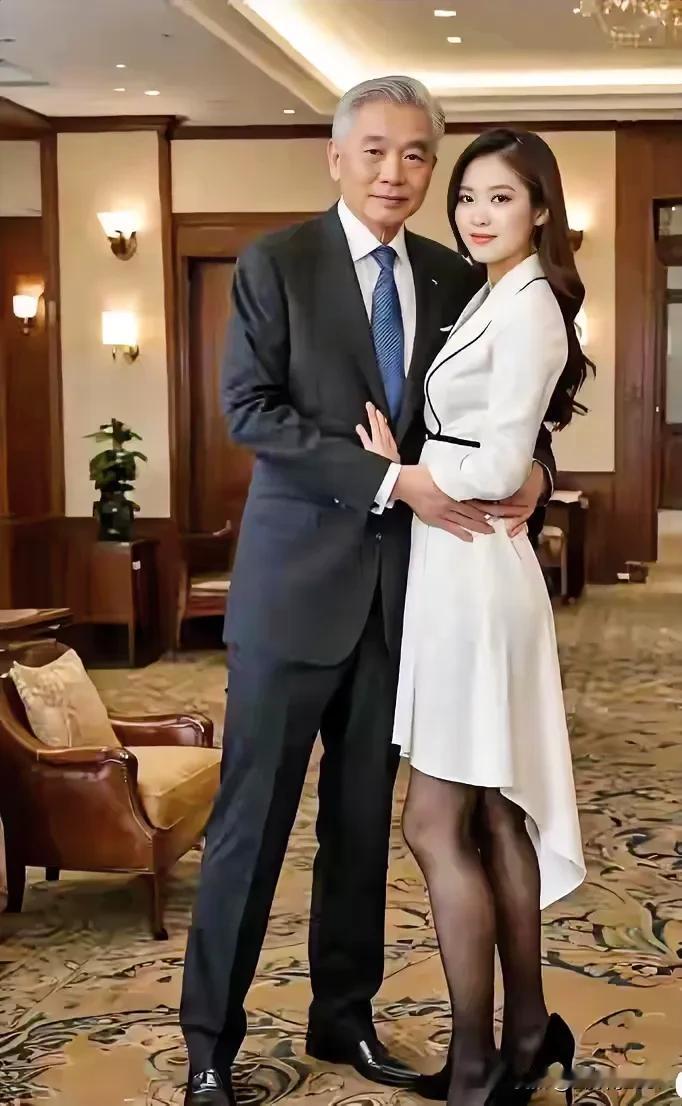 当下社会，成功人士即使白发苍苍，依然有靓丽少女小鸟依人，娶到貌如桃花气若幽兰的小