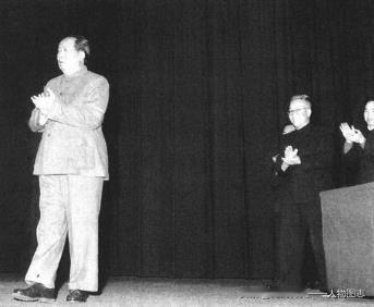 1957年3月18日，毛泽东步入济南珍珠泉礼堂。