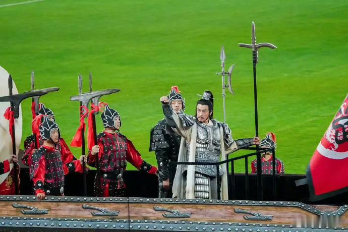 何润东狂接商务 这人的命运啊，何润东近期连续接到了苏超，还有王者荣耀支付宝，京东