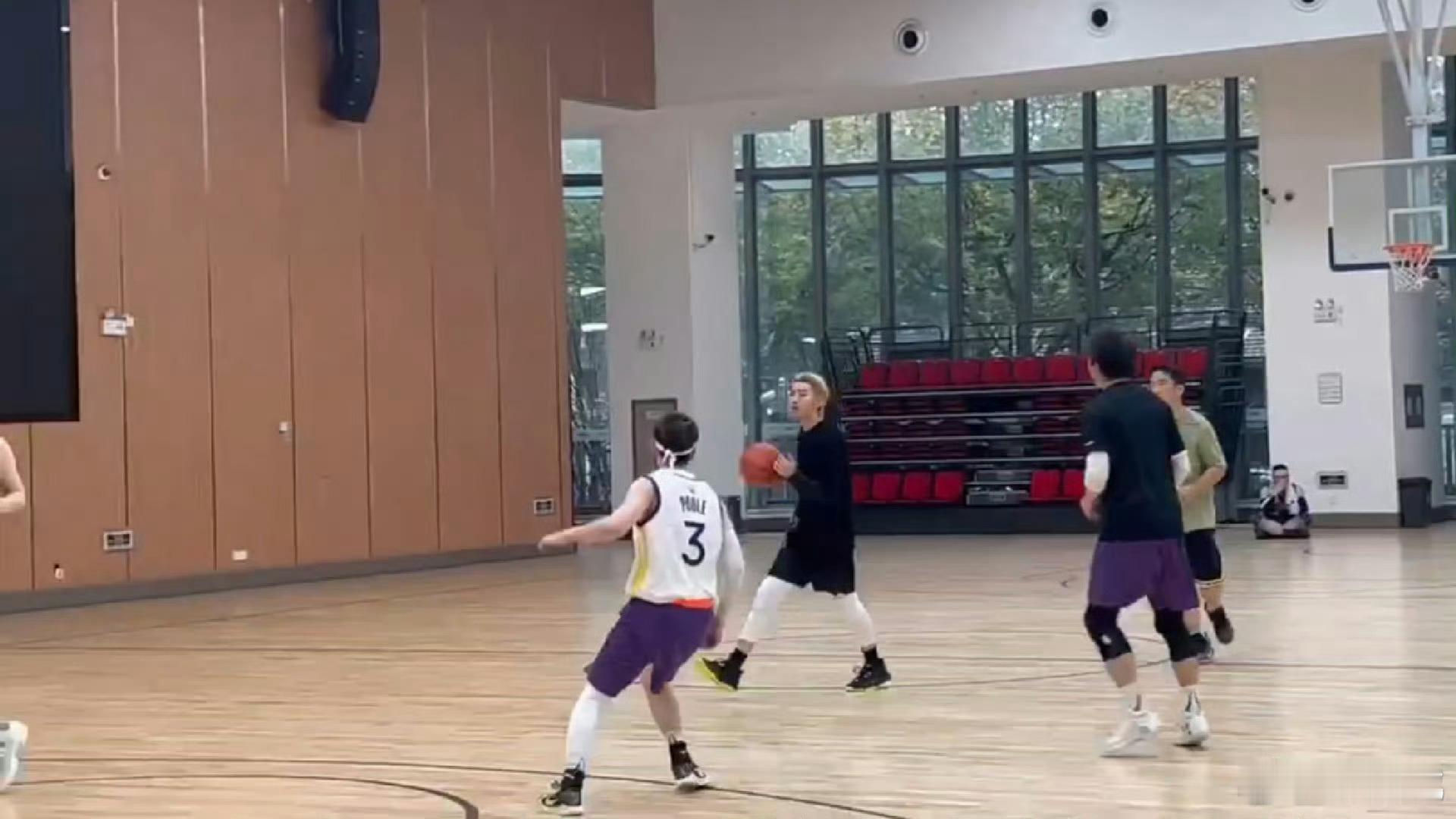 蔡徐坤篮球梗自己cue自己厉害了我的哥，蔡徐坤国际舞台归来，用《Deadman》