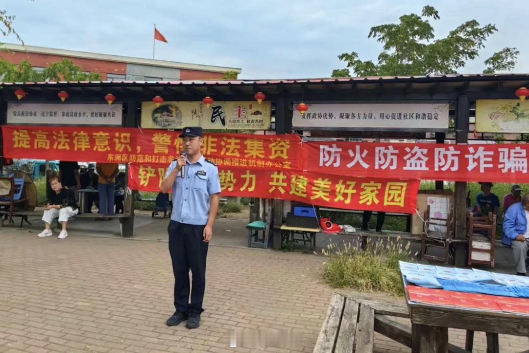 抚顺市东洲区司法局老虎台司法所联合老虎台街道综治办、老虎台派出所，走进虎西集市开