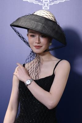 文咏珊，张慧雯
最近都出席了浪琴品牌活动
一个是黑色造型，一个是白色造型
你们觉
