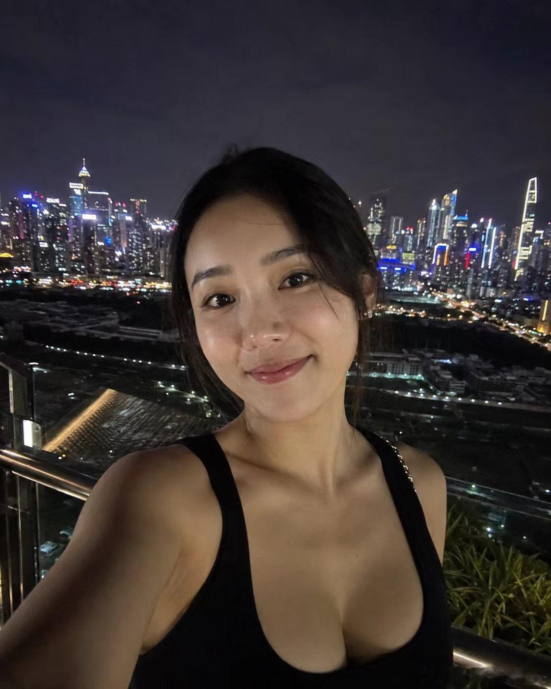 想抱抱那个躲在长袖里、害怕被注视的自己。对不起，让你受了那么多委屈。拜拜我的白白