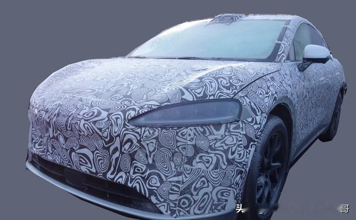 一组智界S9（如果叫这个名字）的伪装谍照曝光。

和智界S7相同，它也是华为和奇