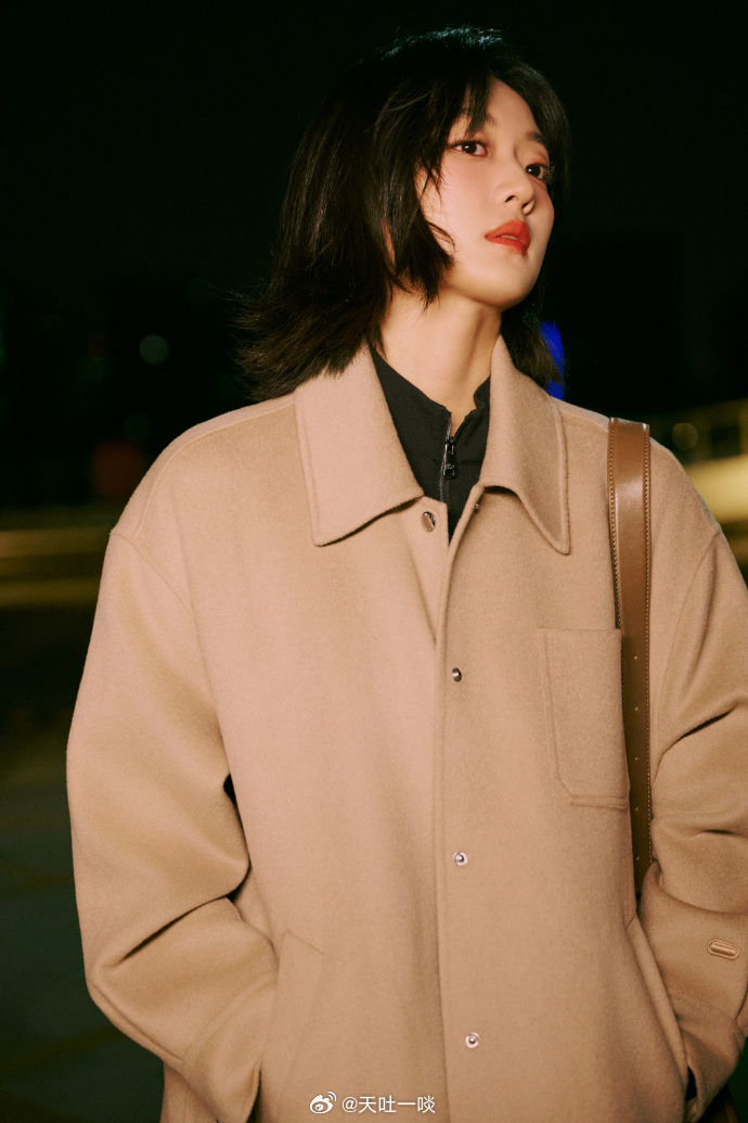 一袭暖黄色大衣，温柔又吸睛——孙千。每日明星美图分享