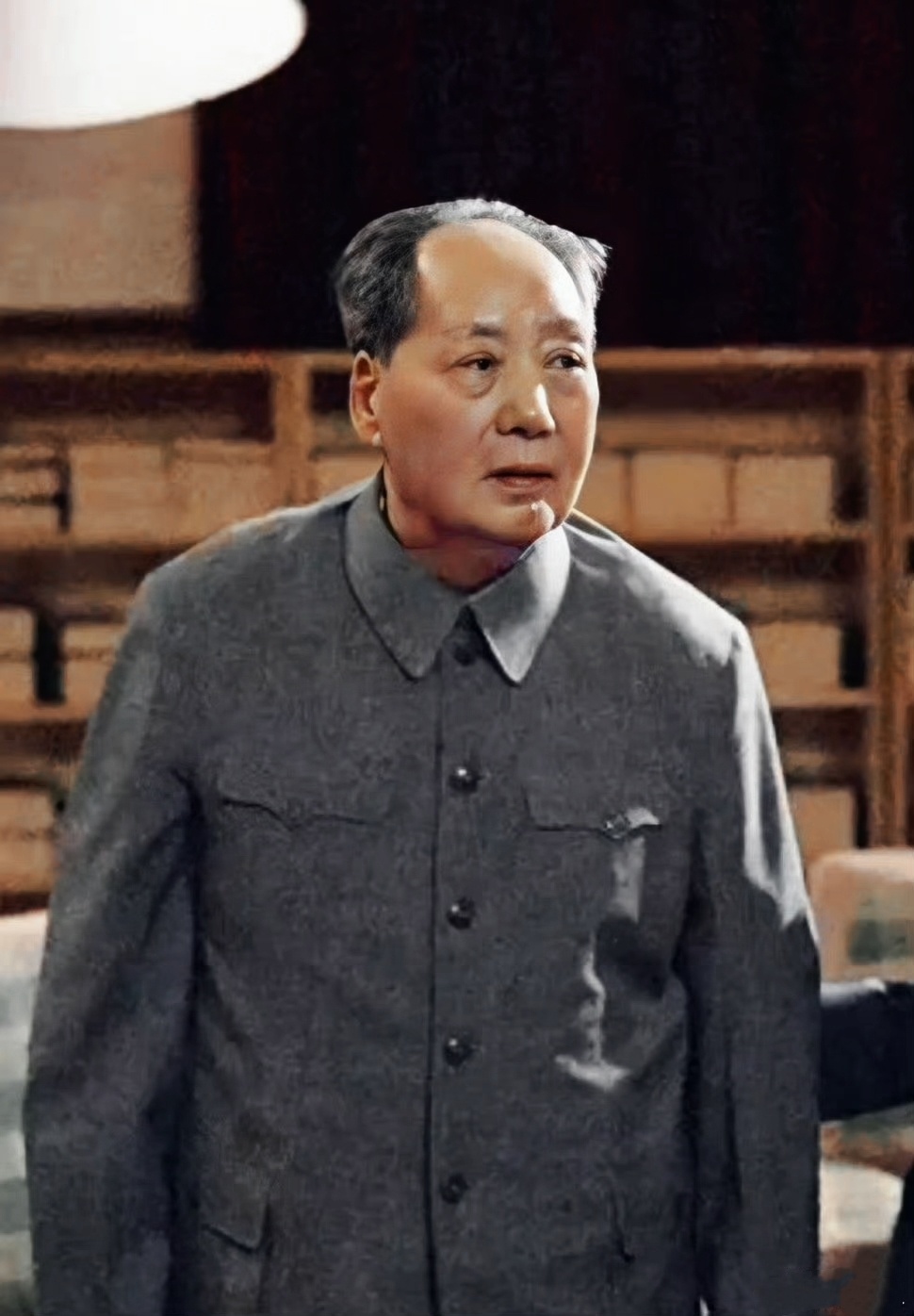 1939年毛主席说：知识分子脱离工农必出大祸！到今天依然一针见血！无数爱国青年奔