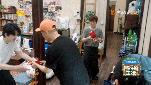  蘑菇屋天降大喜！麻油叶顶流 带着新婚喜糖赴约啦～ 婚后首档综艺选择蘑菇屋，把幸