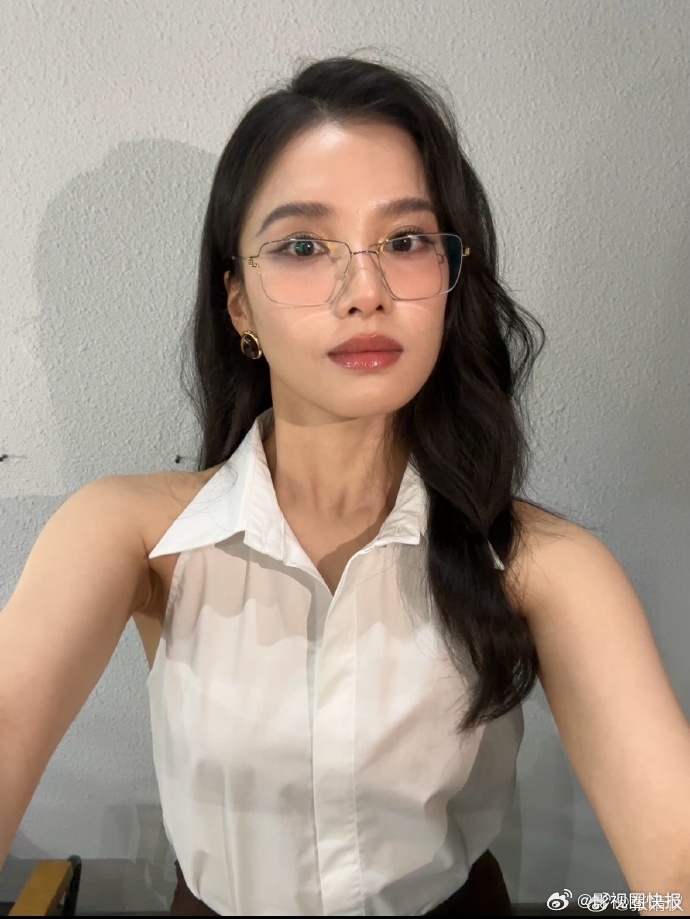  张婧仪教导主任既视感张婧仪白衬衫眼镜杀 张婧仪这造型是来索命的！白衬衫 + 金