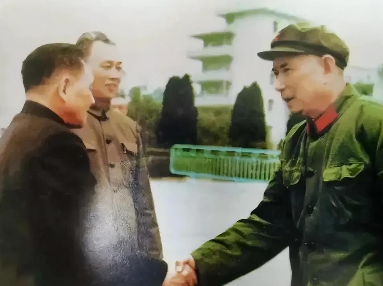 邓小平落难囊中羞涩，只能抽刺鼻劣质烟，尤太忠一个举动让人泪目！

1969年，邓