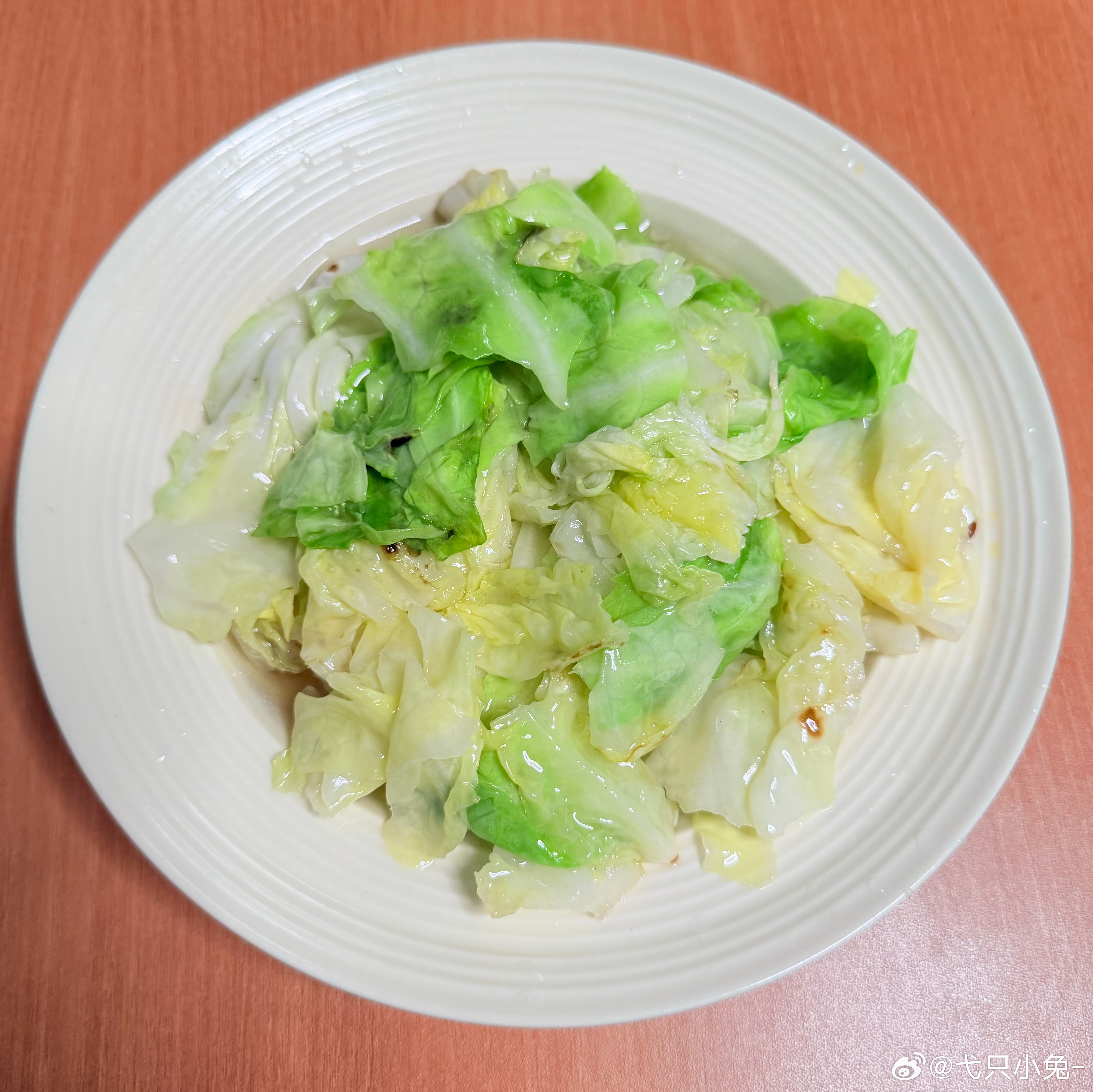 一个人也要好好吃饭中午做了三个菜都是家常菜比较健康清炒莲花白 鲫鱼烧豆腐 蒸鸡蛋