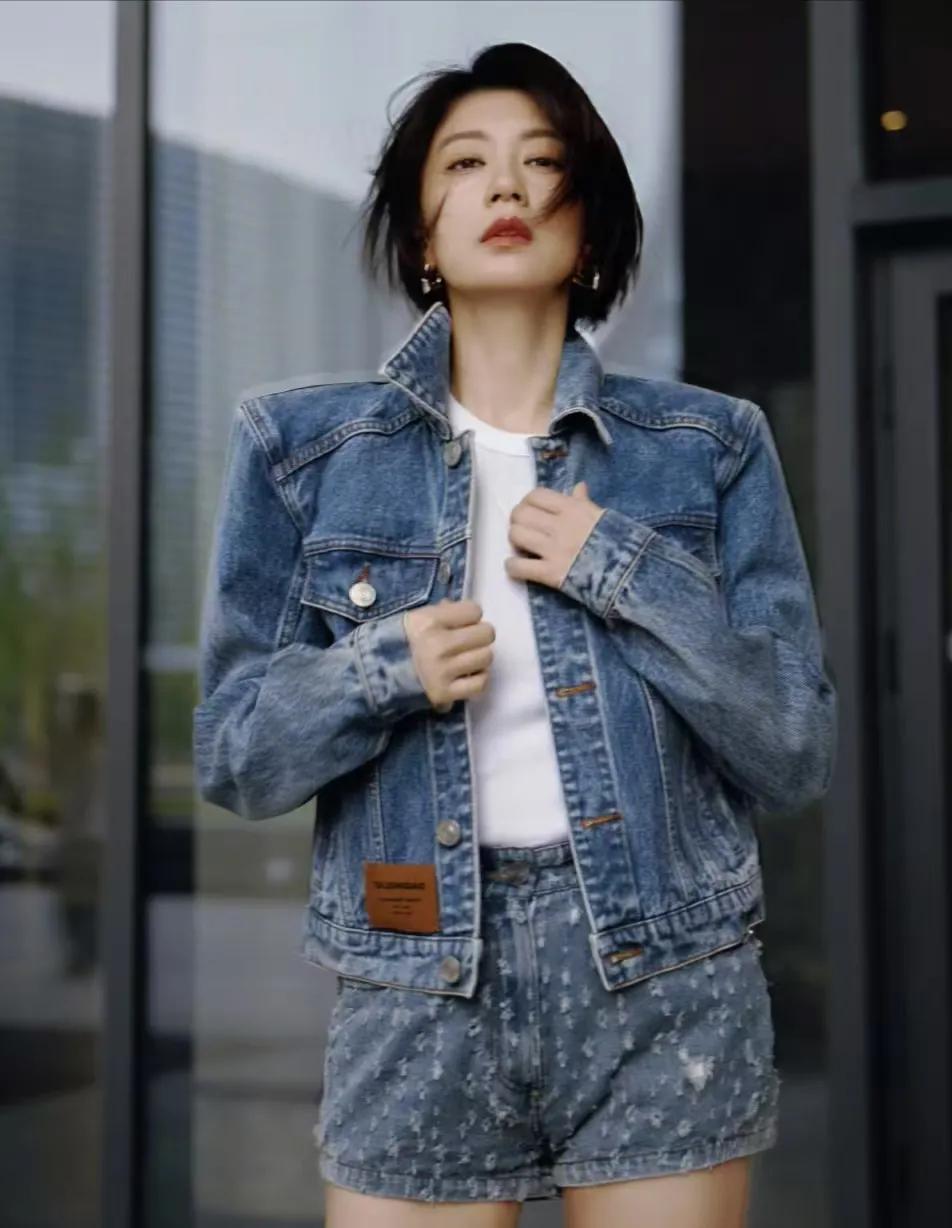 贾静雯这么多年就没变过，女神貌似不会变老一样。这大长腿看起来比20岁小女生还要更