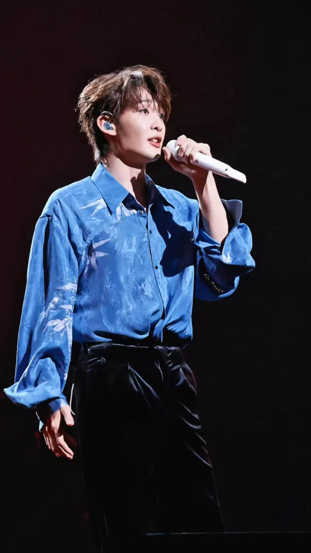 王赫野演唱会成都站官宣 这次巡演主题叫WINDY，官宣语里说“风声起于歌声，浪漫