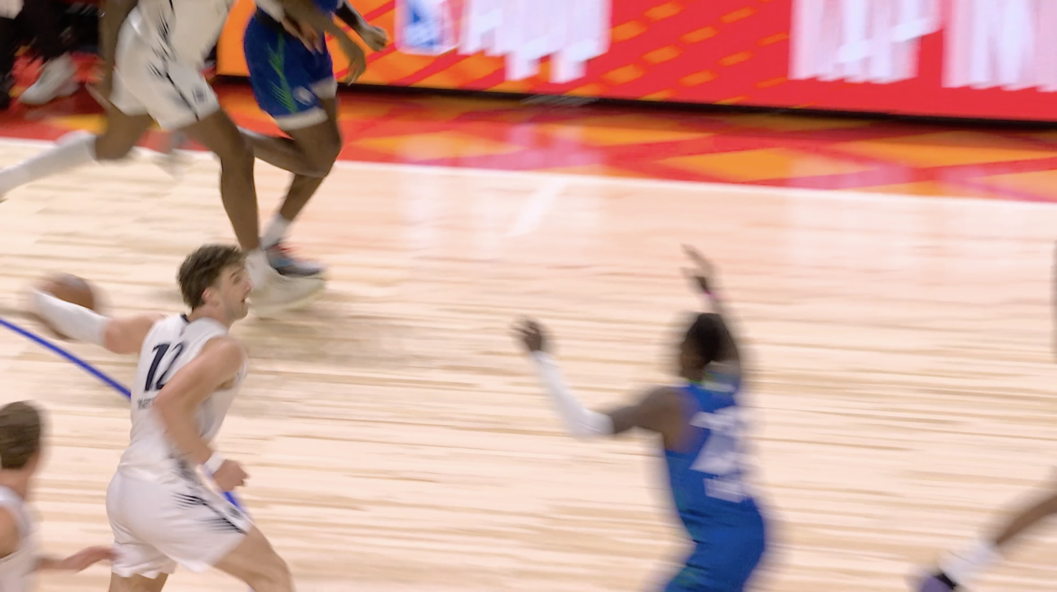 这球怎么传的👀马丁内利从人缝中送出妙传，巴巴反击单臂暴扣！NBA夏季联赛