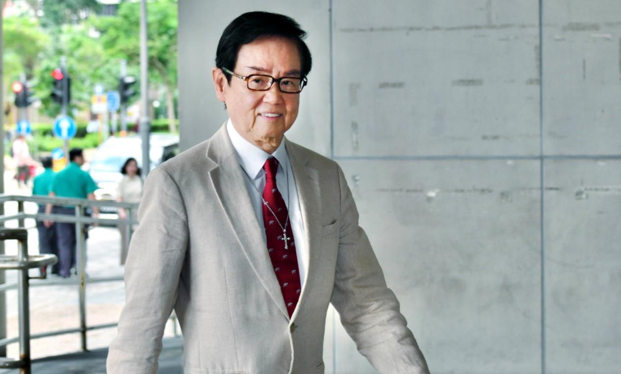 知名香港电影人黄百鸣，因涉嫌在影视公司卖盘前怂恿胞妹扫货，被控内幕交易。虽然黄百