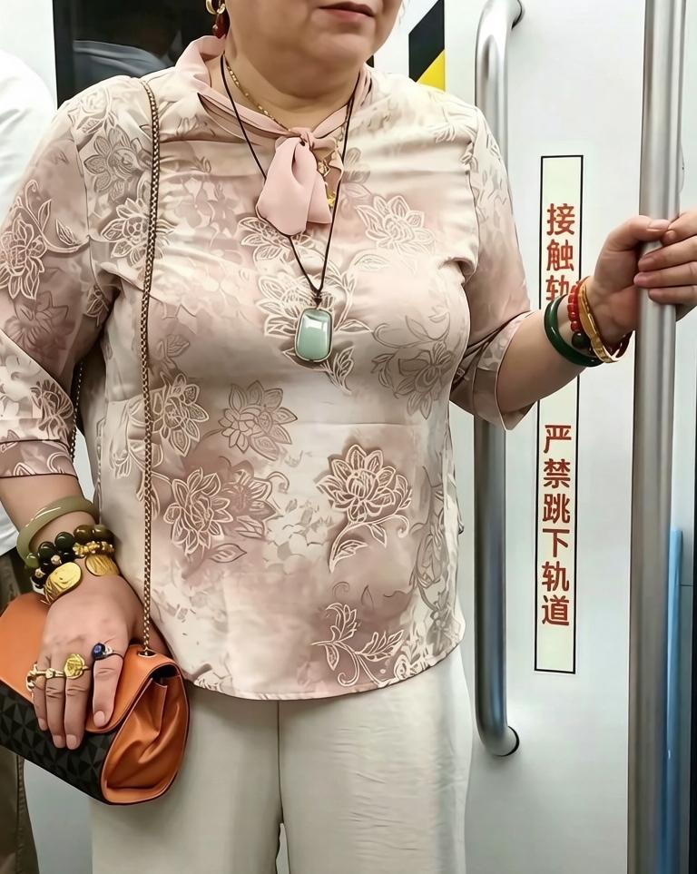 大妈全身挂满金镯玉器招摇过市，就不怕贼惦记吗？

照片里这位可真是把“有钱任性”