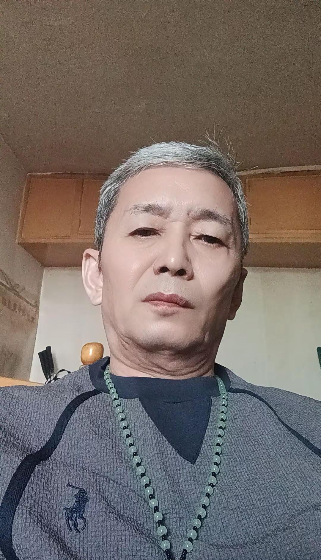 背靠沧桑的古树，立于苍茫的戈壁。远处的群山静静绵延，大朵的白云在辽阔的天际缓缓游