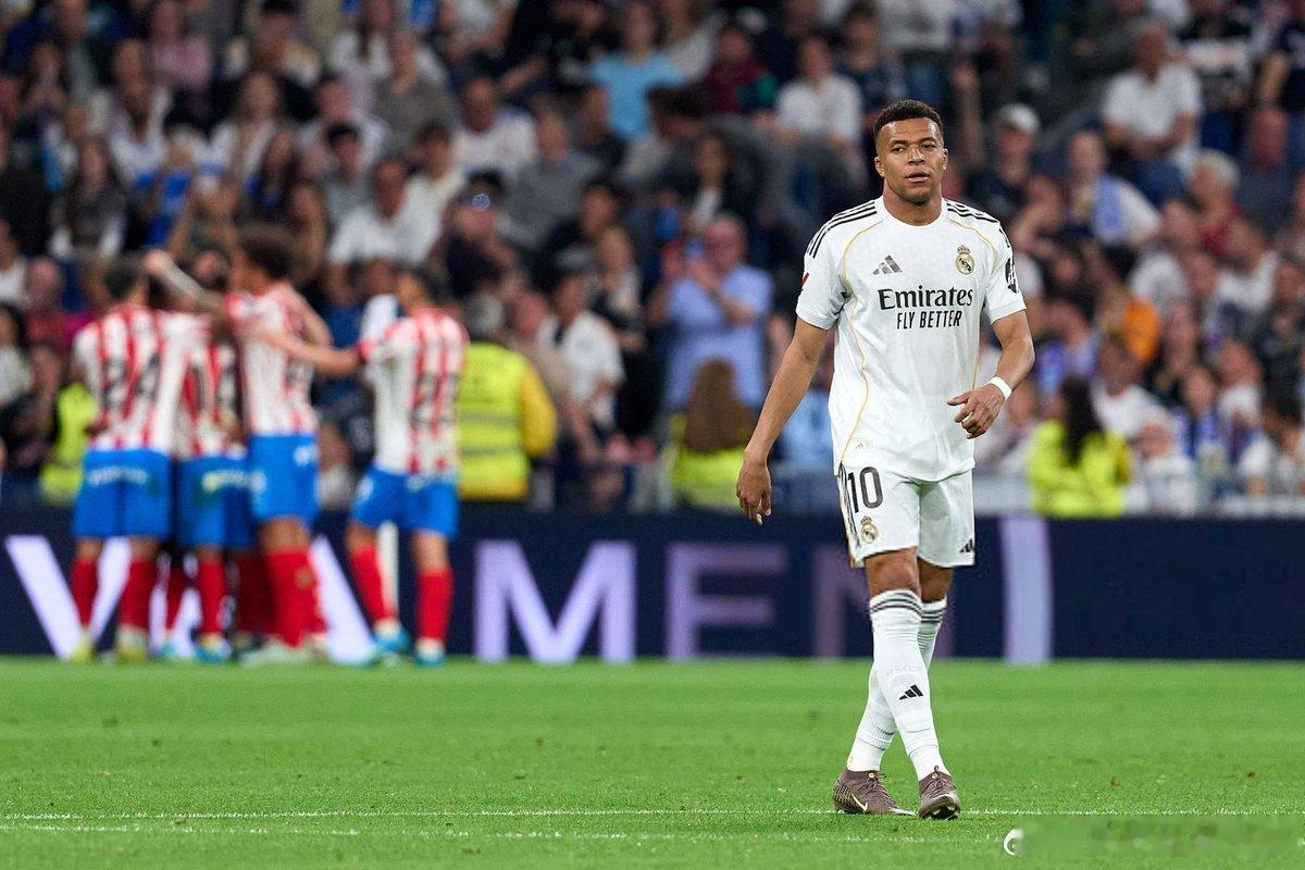 每体：皇马争冠彻底崩盘，巴萨有望在国家德比前拿下西甲冠军《每日体育报》表示，巴萨