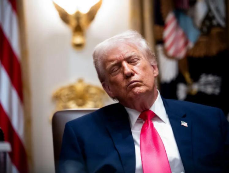 特朗普的身体万一真撑不住，美国可是要出大乱子的！



近日一段白宫内阁会议视频